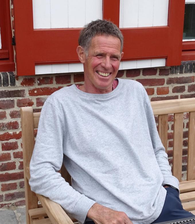 François Deley geniet rustig van zijn pensioen in B&B Kasteelhof in Loppem en kan nog volop sporten: wandelen, fietsen, zwemmen en skiën. (foto FRO)