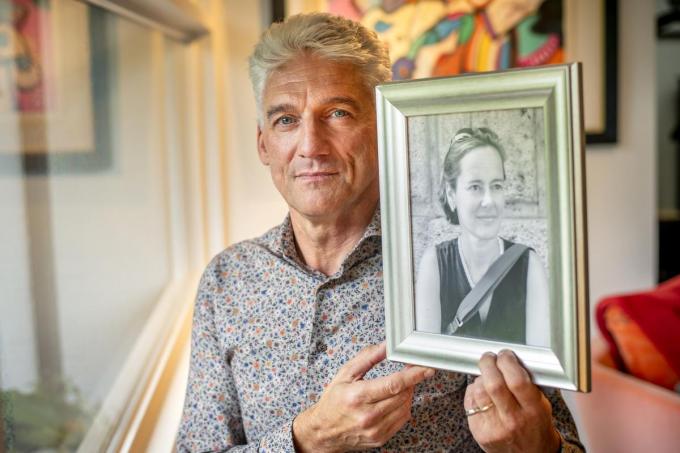 Philippe Vindevogel bij een portret van zijn echtgenote Els Maes, die in 2013 de strijd verloor tegen leukemie.