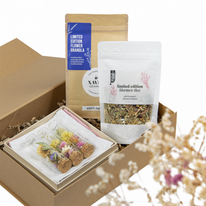 Geschenkbox met bloemengranola, thee en droogbloemetjes
