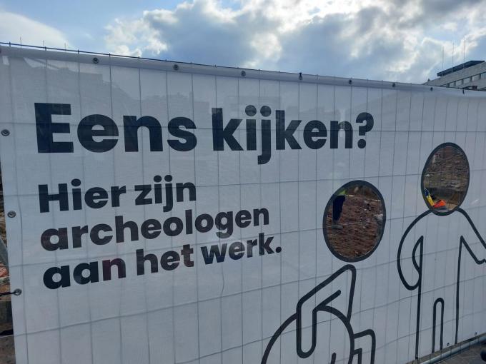 Je kan de archeologen aan het werk zien door te piepen door de kijkgaten in de werfdoeken rond de site.