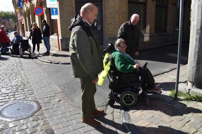 Kathleen Bevernage van de Ieperse toegankelijkheidsraad reed zich al meteen vast met haar elektrische rolstoel tijdens de inleefwandeling. (Foto TOGH)