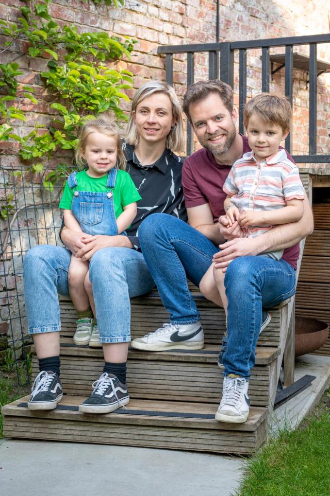 Hanne en Klaas vangen een 28-jarige vrouw en haar twee kinderen uit Kiev op.