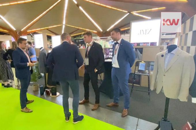 Jonas Verhelst en Jordy Mervilde verwelkomen klanten aan de stand van JMV Tailoring (foto KVdm)