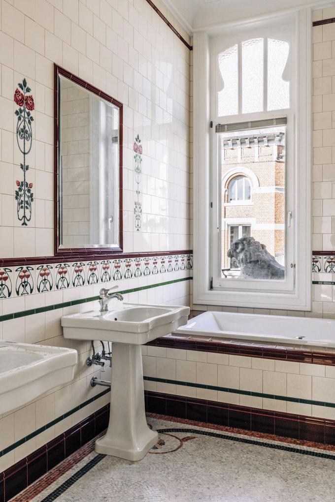 La salle de bains semble authentique mais a été complètement rénovée il y a quinze ans. L’ancien propriétaire est même allé jusqu’en Angleterre pour trouver les sanitaires appropriés. Le sol en mosaïque est lui d’origine.