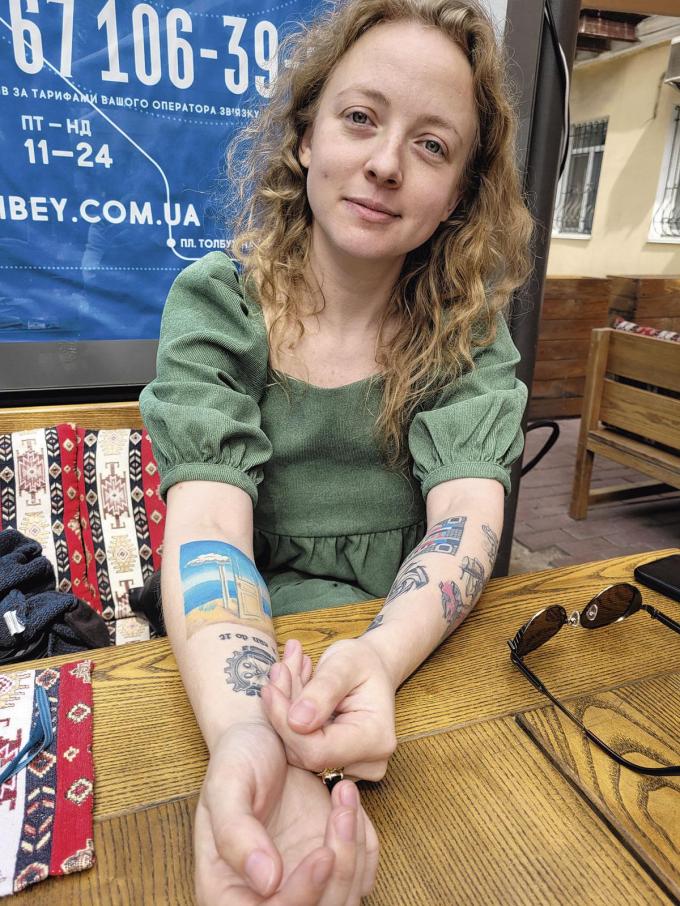 La journaliste Kateryna Erska a tatoué sur son avant-bras La Victoire, de Magritte.