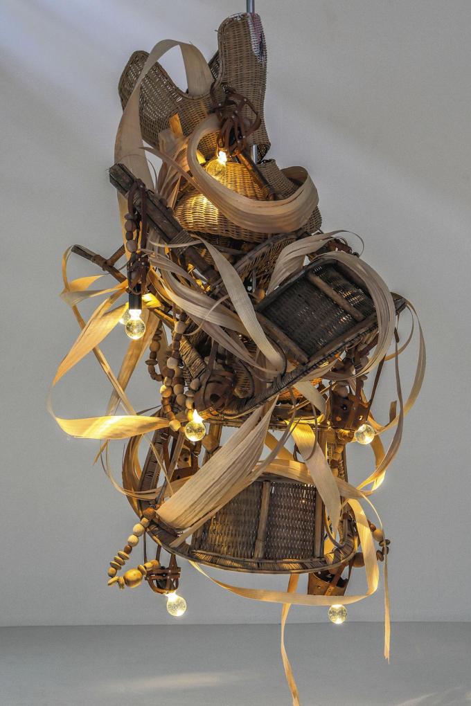 Een lamp uit recupmateriaal van Lionel Jadot.