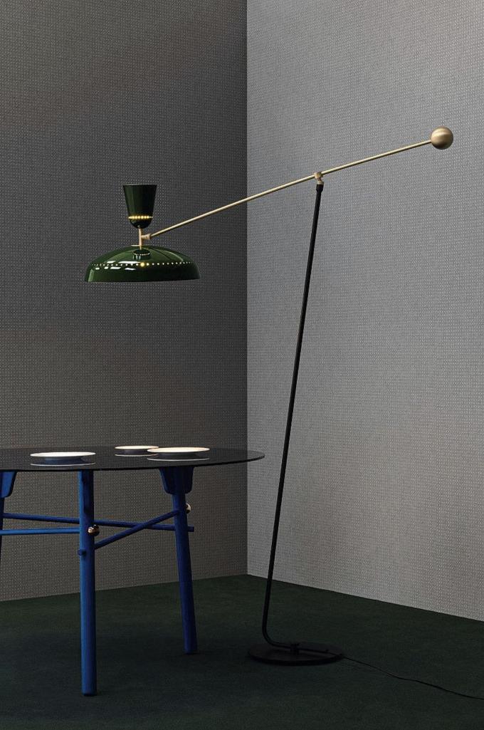 De reusachtige leeslamp van Pierre Guariche voor Sammode, in een project van Caroline Notté.