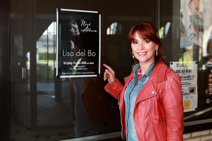 Lisa toont aan de ingang de affiche rond haar kennismakingsconcert.