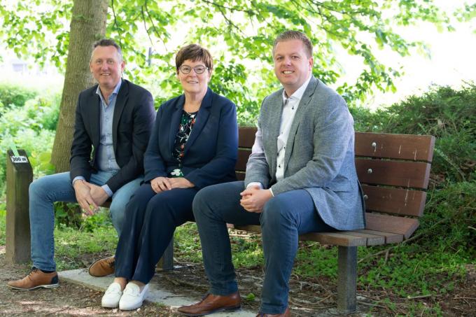 Burgemeesters Kurt Windels (Ingelmunster), Carine Dewaele (Lendelede) en Bert Maertens (Izegem) samen tussen het Ingelmunsterse groen.