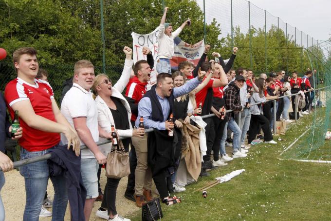 Ook de supporters gingen uit de bol bij het behalen van de titel. (foto Coghe)