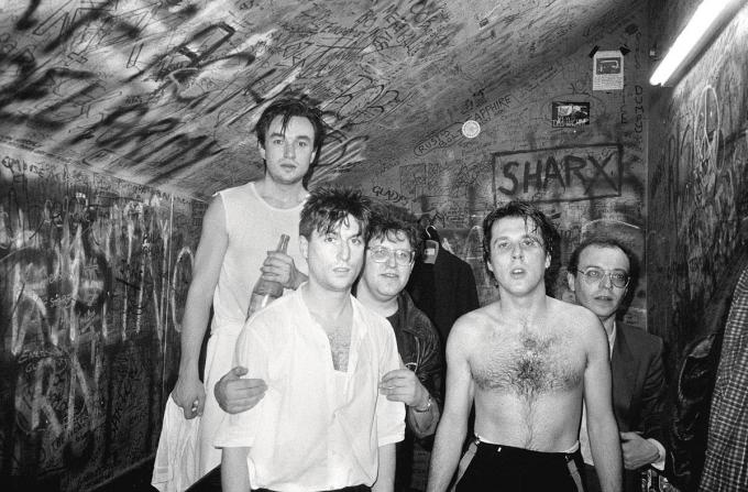 Met T.C. Matic in The Marquee in Londen, 1984. Arno: ‘Mijn favoriete foto. Genomen vlak na het concert, iedereen stijf van de adrenaline. Kijk naar die koppen! Die ogen! Het is wij tegen de rest van de wereld. Het was een jongensdroom om daar te spelen. The Marquee, dat was the place to be! Iedereen trad daar op, tot the Stones toe – elk verslag in NME van een concert in The Marquee had ik gelezen. En plots stond ik daar zelf. Het was een goed concert, maar duur! Alles was betalend, van het gebruik van de PA en de drumstage tot onze cola’s toe. Ik heb er sindsdien niet meer gespeeld, alleen daarom al.’