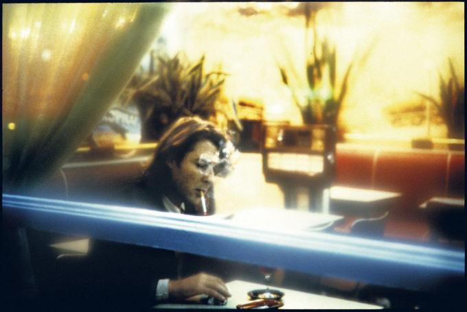 Café Atlantic, Parijs, 1987. Danny Willems: ‘Weet je wat de grootste talenten zijn van Arno? Zijn optimisme en zijn gave om mensen te entertainen. En weet je waarom het altijd misloopt tussen hem en zijn vrouwen? Omdat hij graag alleen is. Arno, dat is: solitude.’