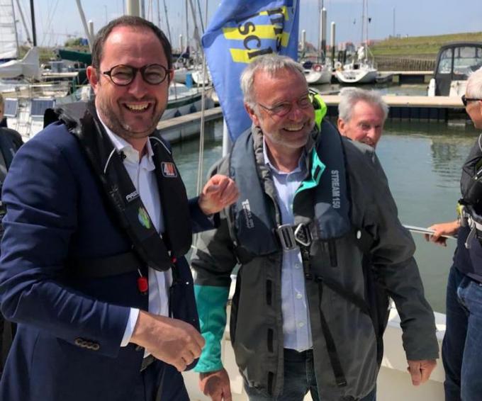 Minister van de Noordzee Vincent Van Quickenborne bij de lancering van de campagne ter promotie van de pleziervaart in Nieuwpoort, in het gezelschap van Bart Vanhooreweghe, voorzitter van de WWSV.