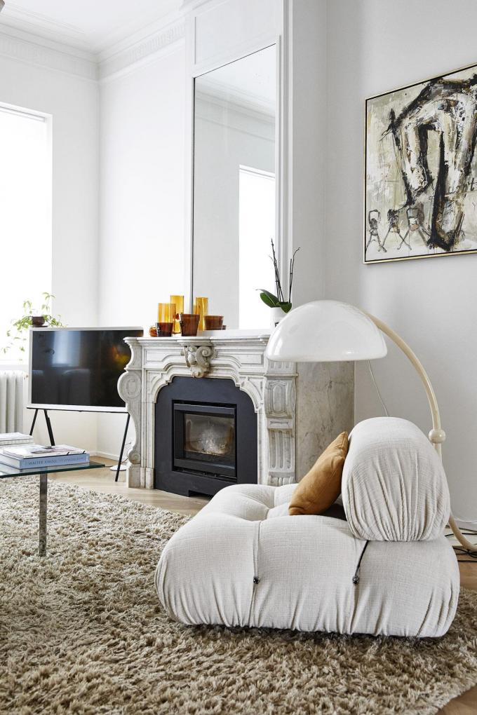 Dans le salon, un feu ouvert Stuv, une télévision des frères Bouroullec pour Samsung et un fauteuil Camaleonda de B&B Italia.