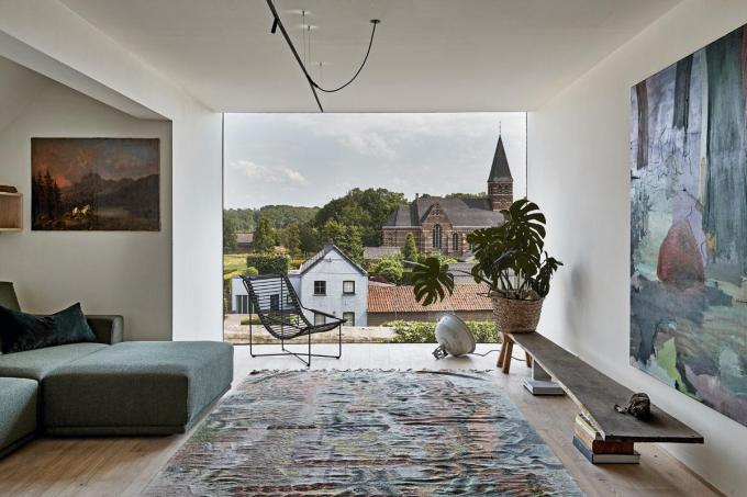L’artiste considère son coin salon comme une collection de paysages – le panorama réel du centre du village de Hoeselt et deux vues peintes.