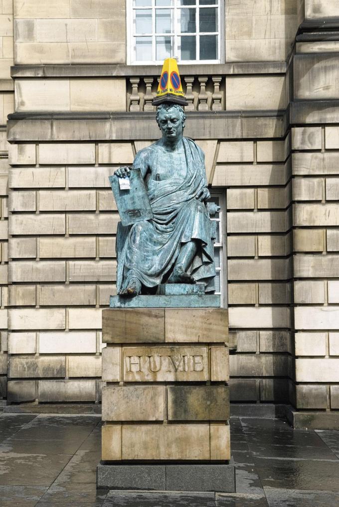 Standbeeld van Hume in Edinburgh ‘Ja, Hume ging in de fout. Maar moet je je daar vandaag druk over maken?’