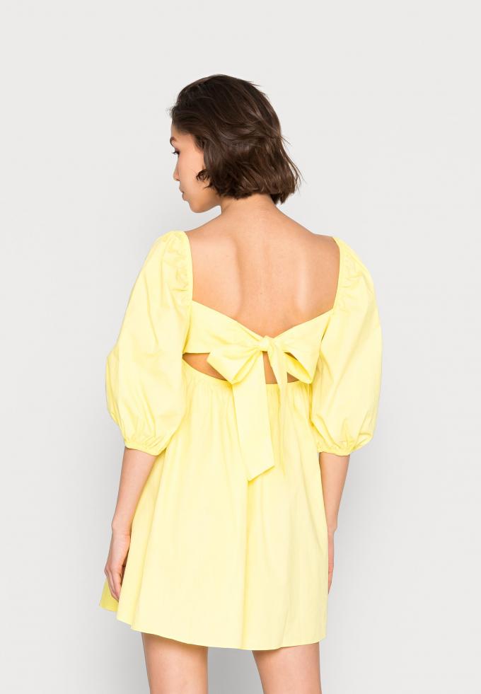 La robe jaune dos nu