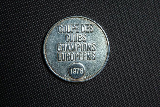 Een zilveren medaille van de verloren Europacup 1-finale.