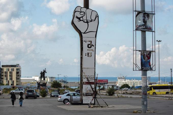 Sur la place des Martyrs à Beyrouth, épicentre du soulèvement de 2019 et 2020, le «poing de la révolution» est toujours levé.