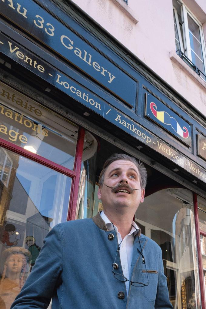 Avec sa moustache aiguille, le marchand d’art français Philippe Clayton est devenu une figure quasi instagramable du quartier.