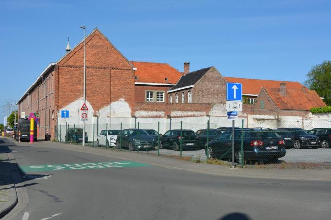 De parking van VDL Bus maakt plaats voor de blikvanger van de nieuwe school: een gebouw van drie hoog met refter en turnzaal.
