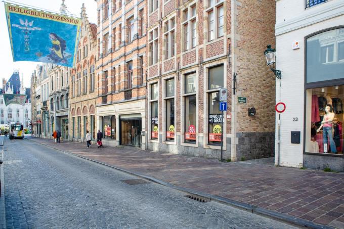 De Steenstraat, waar het uithangbord van de bakkers te vinden is. (foto Davy Coghe)