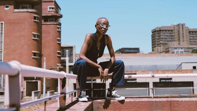 Le film The Ones Who Keep Walking d’Amarachi Nwosu, présenté avant la performance fashion.