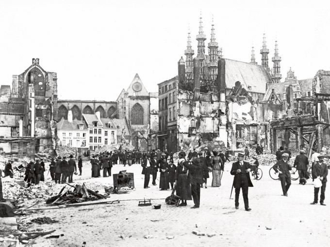 Leuven, 1914 ‘Het superioriteitsgevoel dat de Europeanen graag naar hun koloniën brachten, werd weggeblazen.’