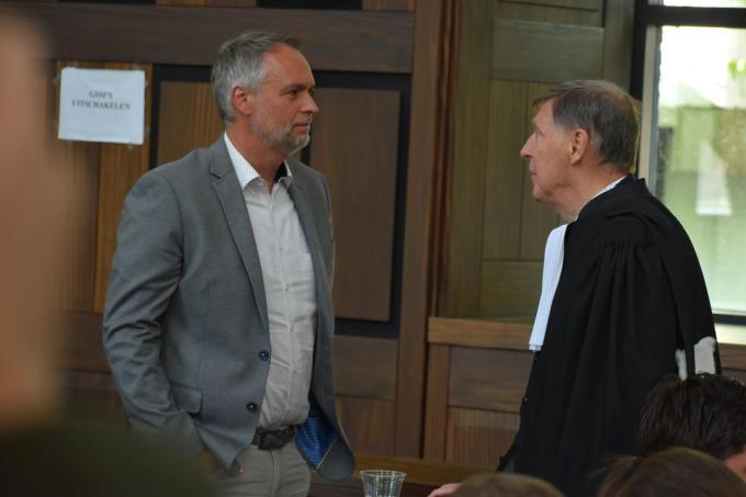 Frederic Descamps en zijn advocaat Jef Vermassen. (foto LK)