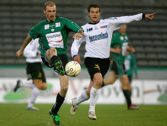Een beeld uit 2007: Bram Vandenbussche in duel met Davy Oyen van KSV Roeselare, een andere ex-ploeg uit de carrière van de Bruggeling. (foto Belga)