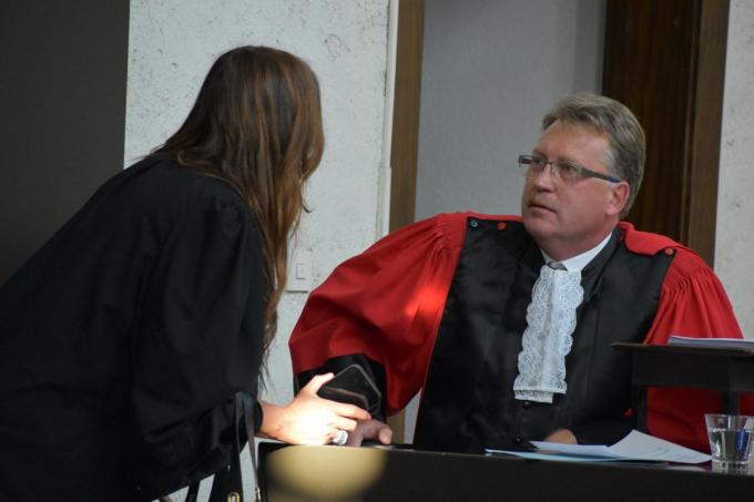 Aanklager Malefason in gesprek met advocate Natalie Aernoudts. (foto LK)