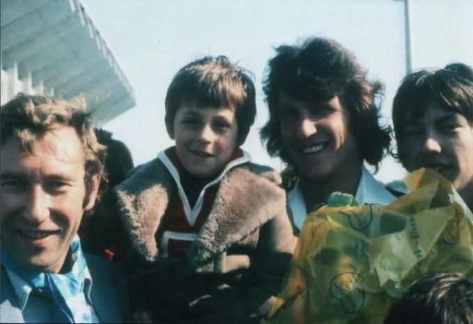 Johnny op de schouders van Rogier Davies in 1976. (foto gf)