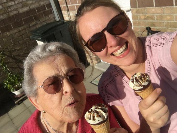 Kaily is mantelzorger voor haar moeder én ook voor haar 88-jarige overgrootmoeder.