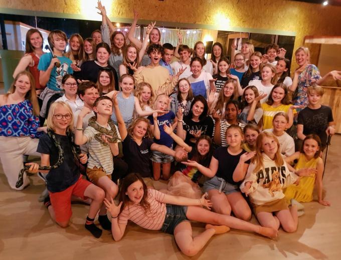 Groepsfoto met uiterst rechts Hoofd theaterafdeling Aude Dewerchin.