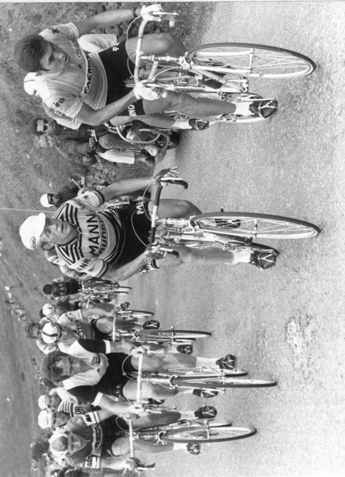 Willy Van Neste (centraal) met Eddy Merckx (rechts) tijdens die legendarische beklimming.
