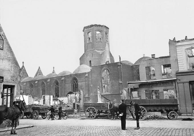 De Sint-Pieterskerk en de Markt kregen het in 1940 erg zwaar te verduren. (gf)