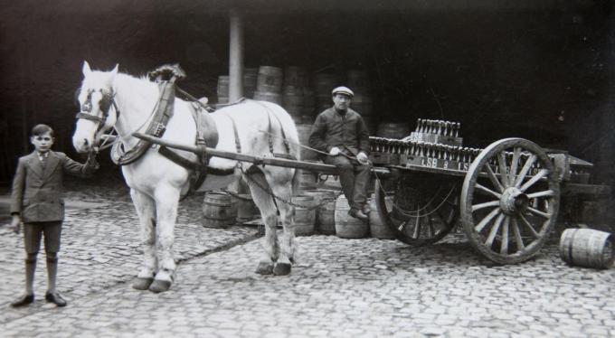 Een beeld uit 1935. De jongen die het paard vast heeft, is Karel Leroy, (groot)vader van Philip, Karel en Bruno.