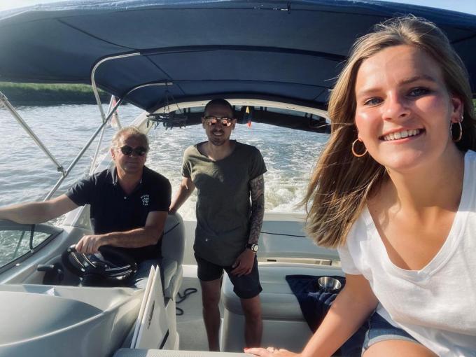 Miguel tijdens een boottochtje met papa Dirk en zus Francesca.