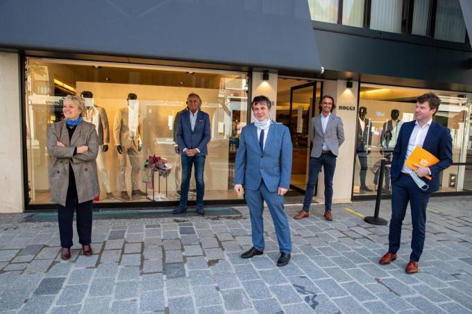 Voka-directeur Bert Mons (rechts), hier met Roeselaars burgemeester Kris Declercq en toenmalig federaal minister Nathalie Muylle op werkbezoek in Roeselare: “De West-Vlaamse politici en ondernemers moeten de handen in elkaar slaan.”