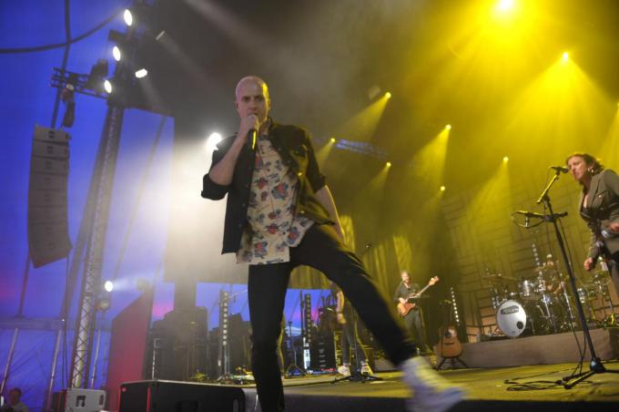 Milow in actie op het podium in Ingelmunster.