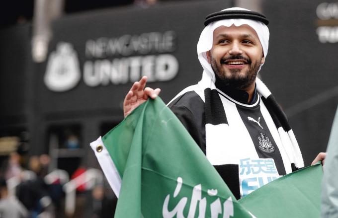 Een fan van Newcastle in Saoedische klederdracht. De meeste supporters waren dolblij toen hun club vorig jaar verkocht werd aan een Saoedisch investeringsfonds.