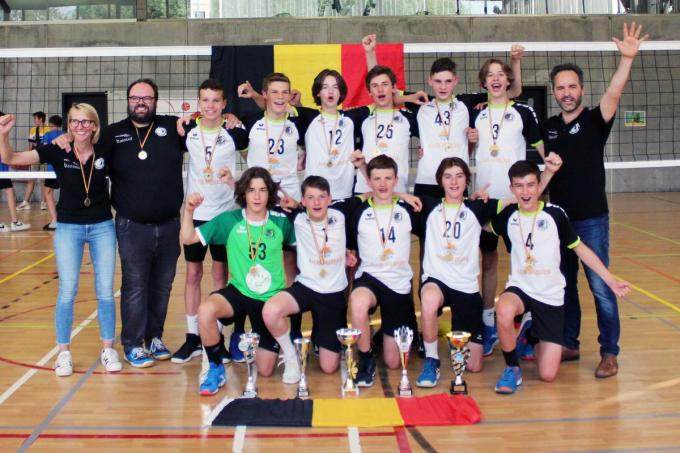 De U15 van Rembert Torhout Heren mag juichen: het team is Belgisch volleybalkampioen!