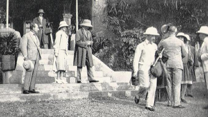 Visite du roi Albert Ier au Congo en 1928. Il y resta trois mois. A son retour, il insista sur les devoirs des nations colonisatrices à l'égard des colonisés.