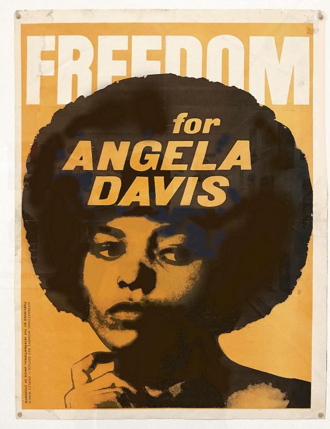 Sa coupe «boule afro» transformera Angela Davis en icône révolutionnaire pop.