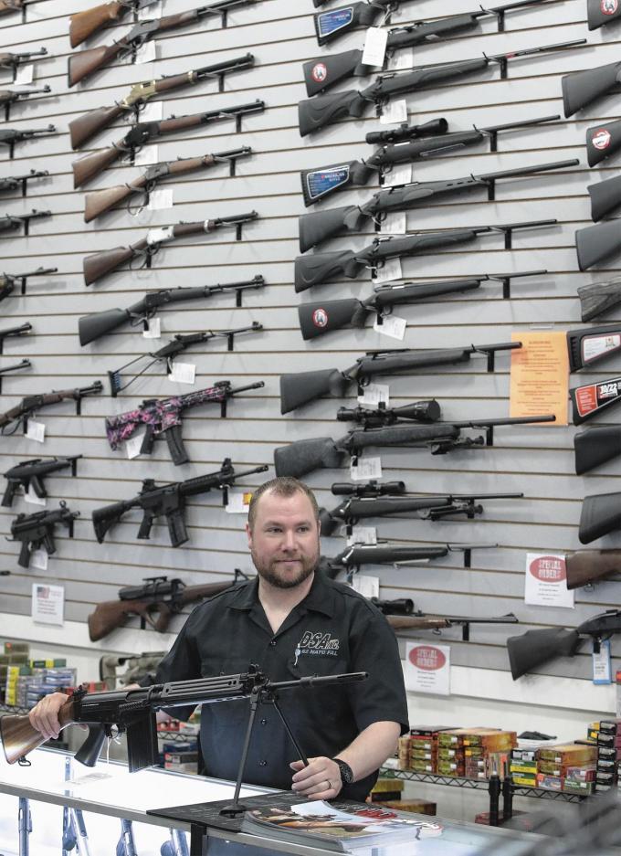 Pour Patrick Declerck, pouvoir acheter des AK-47, armes semi-automatiques, comme c’est le cas aux Etats-Unis, pousse à la catastrophe.
