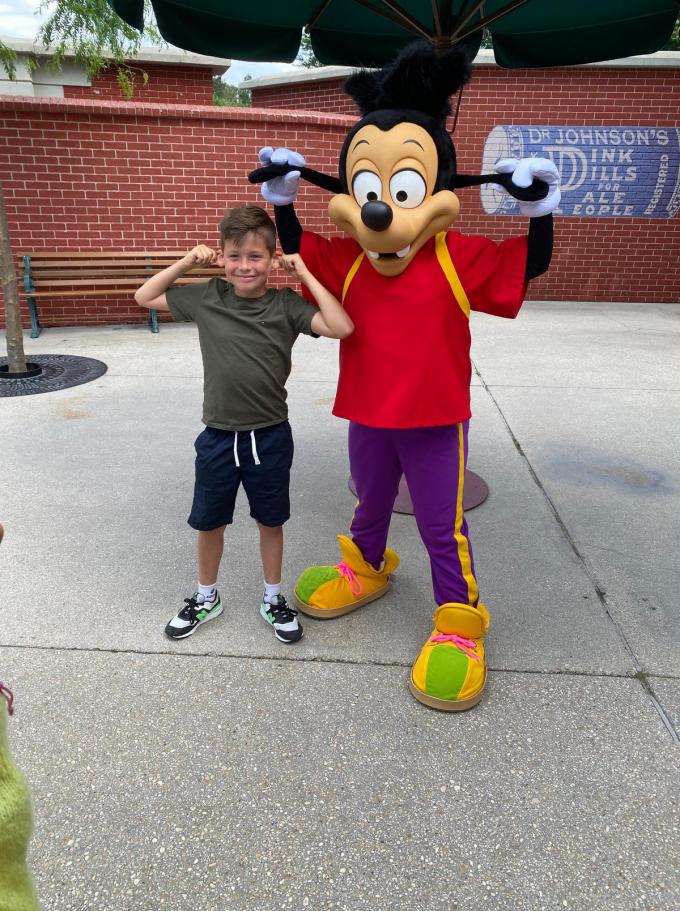 Mats doet even gek bij een Disney-figuur.