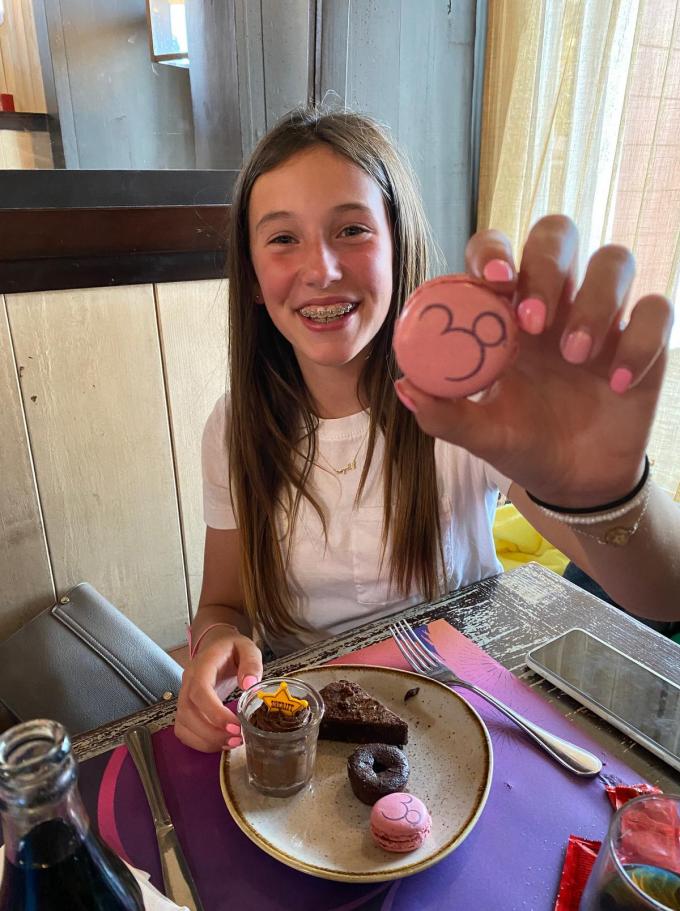 30 jaar Disneyland Paris: Elodie toon een macron waarop 30 vermeld staat.