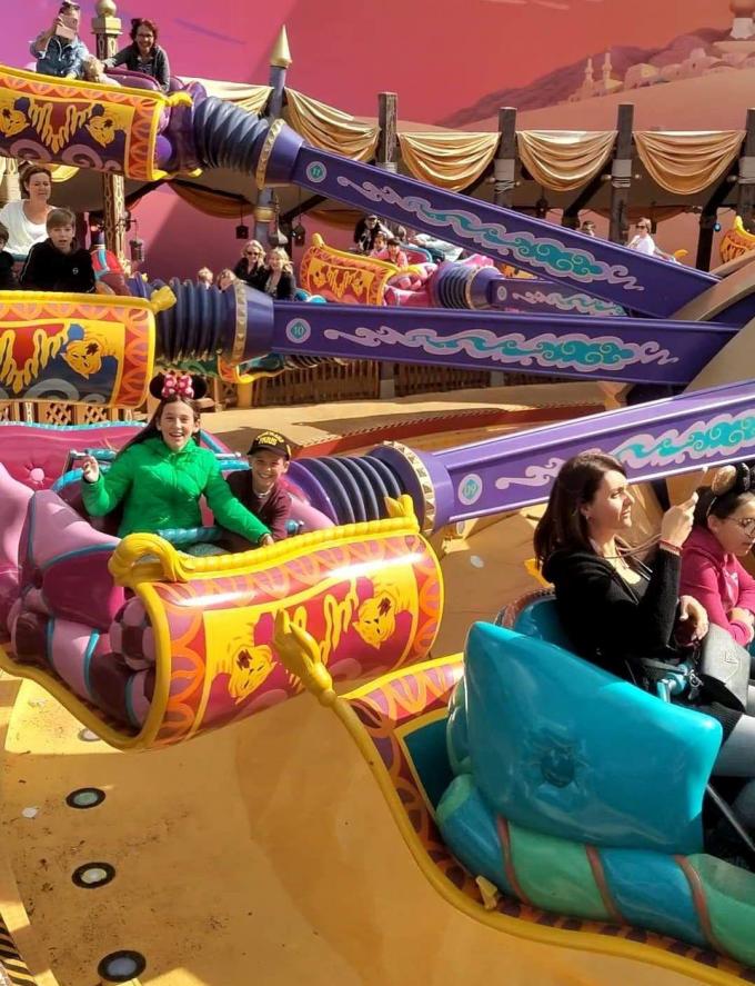 Elodie en Mats op één van de vele attracties die ze deden.