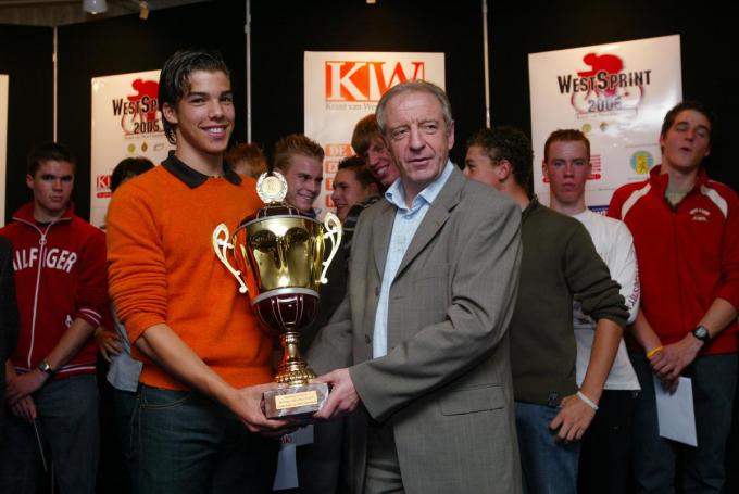 Jens Debusschere krijgt zijn trofee uit handen van José De Cauwer in 2010. (foto RN)