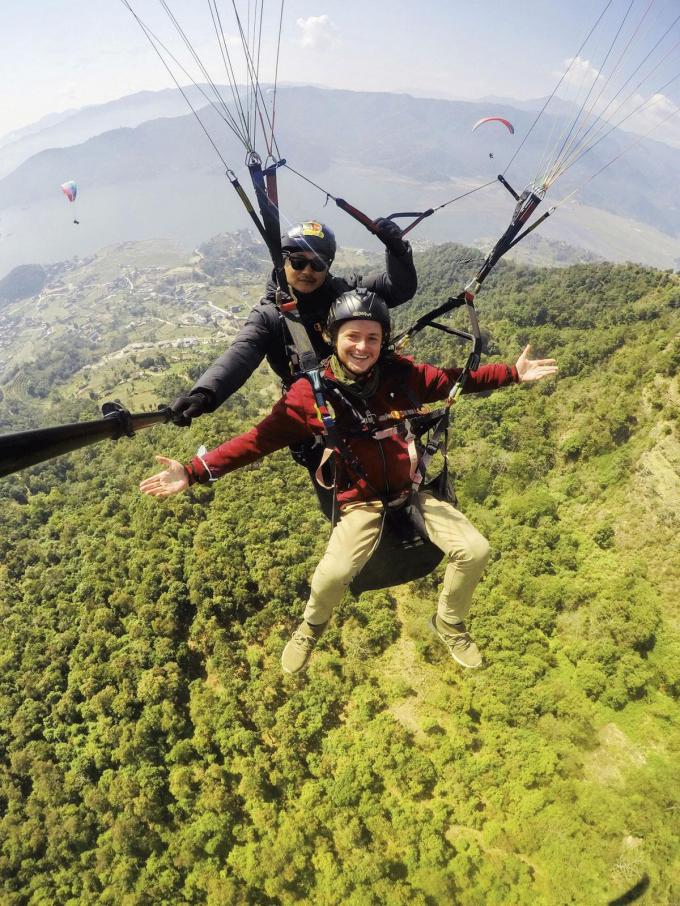 Paragliden boven de Himalaya in Nepal.